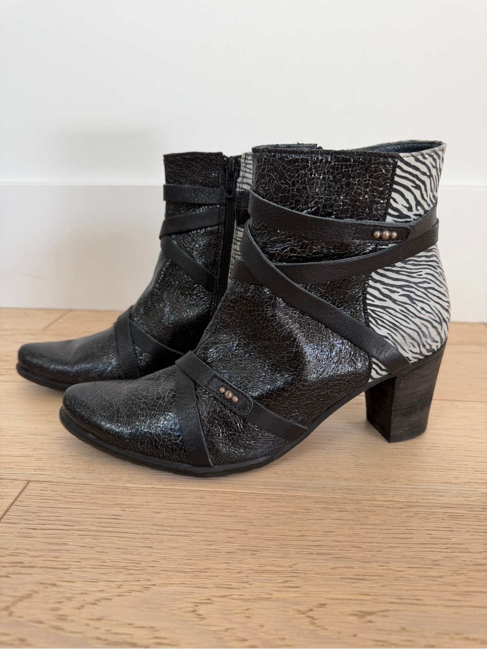 UN TOUR EN VILLE Booties Zebra Metallic Leather Stacked Heel Edgy Avante Garde